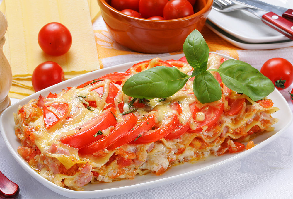 Lazanija su pomidorais, sūriu ir kumpiu