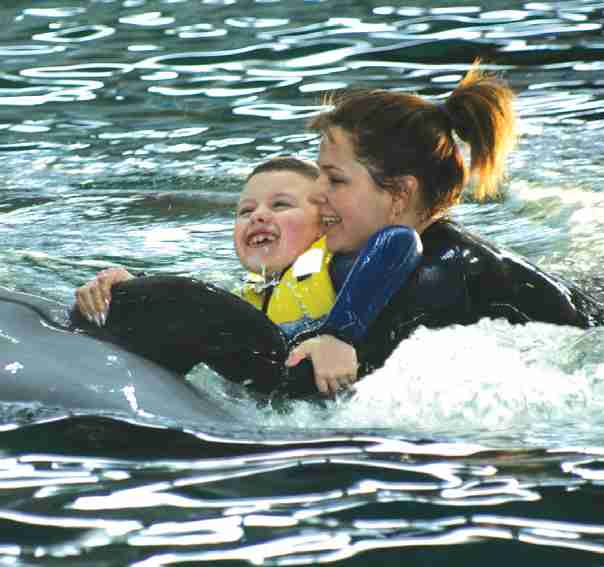 Delfinų terapija padeda neįgaliesiems lengviau integruotis į visuomenę