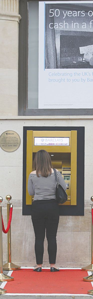 „Pusamžiai“ bankomatai vis dar nepakeičiami