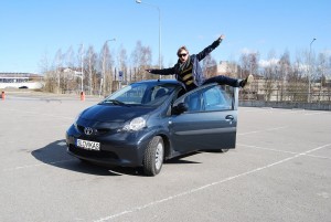 Dominykas-dziaugiasi-naujuoju-automobiliu