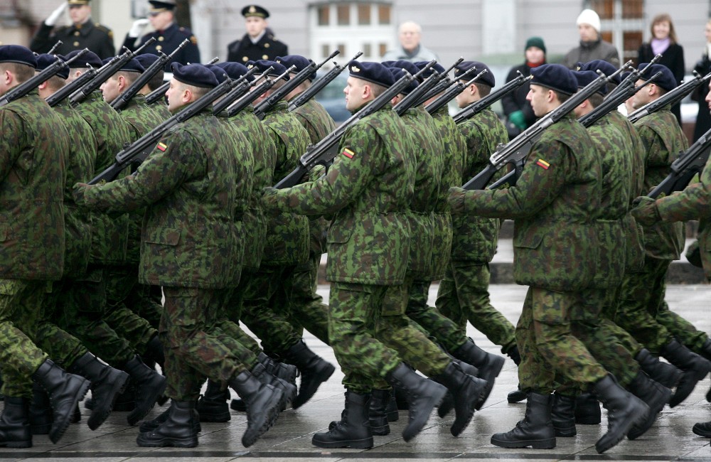 Į karinius mokymus kvies daugiau jaunuolių