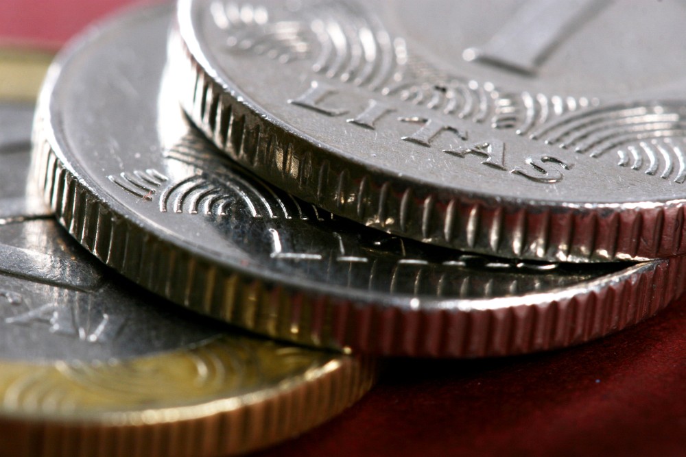 Siūloma mažinti akcizo tarifą alkoholiui