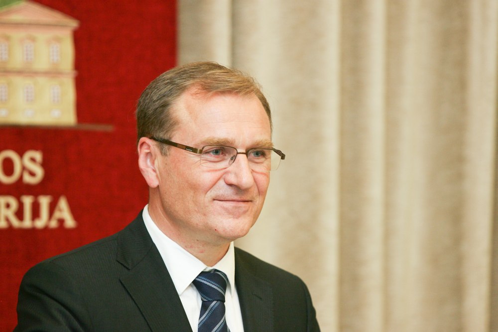 A. Čaplikas siūlys didinti algas viešojo sektoriaus pareigūnams