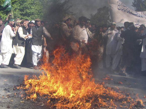 Už grotų - dėl Korano sudeginimo