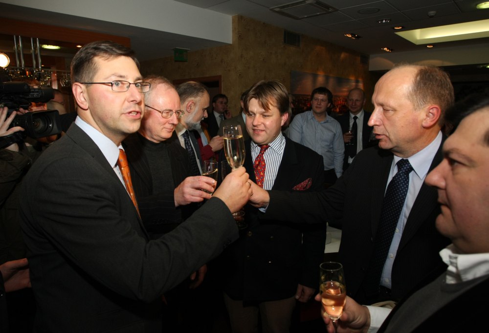 Fondai pinigus dalinasi draugų ratelyje