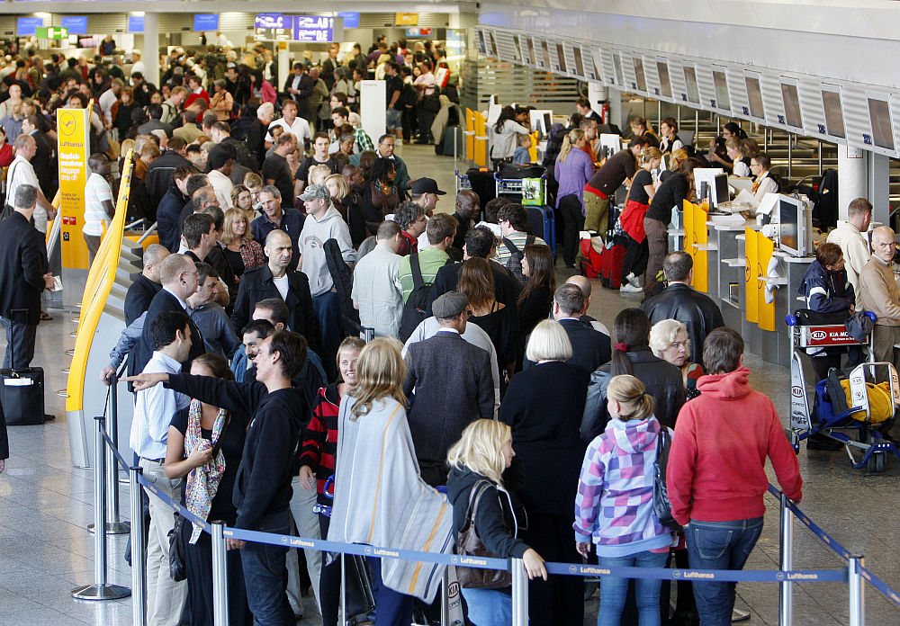 EK: Lėktuvų keleiviai turi būti aprūpinti maistu, gėrimais ir nakvyne