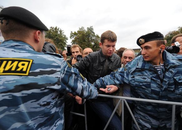 Rusijos teisių gynėjas Nemcovo ir Limonovo areštą vadina susidorojimu su opozicija