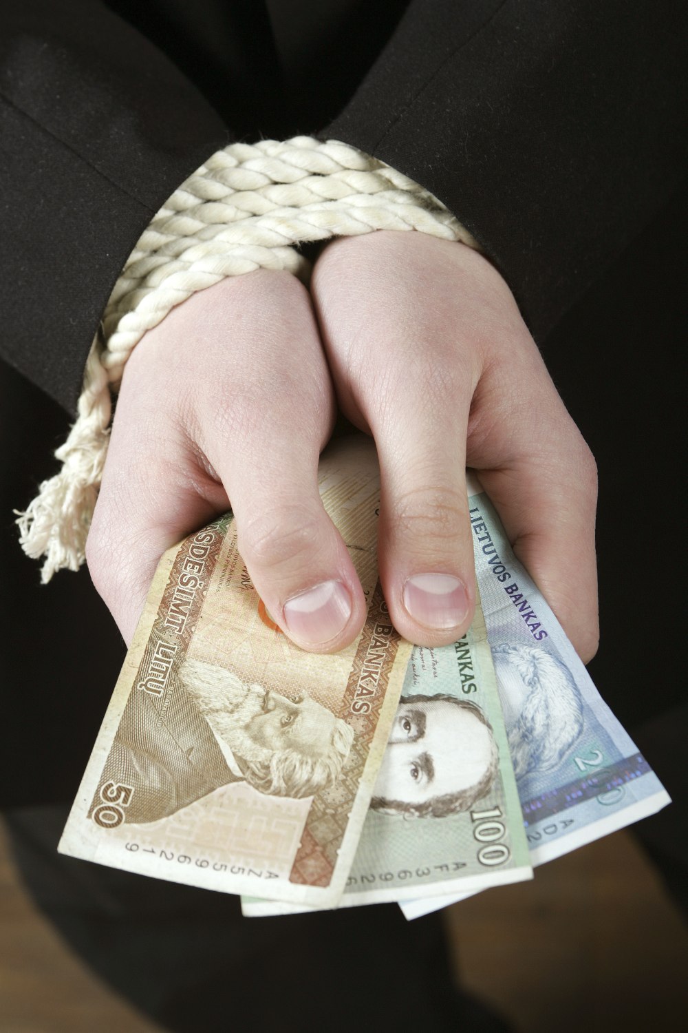 Vis dar grimztame į skolas