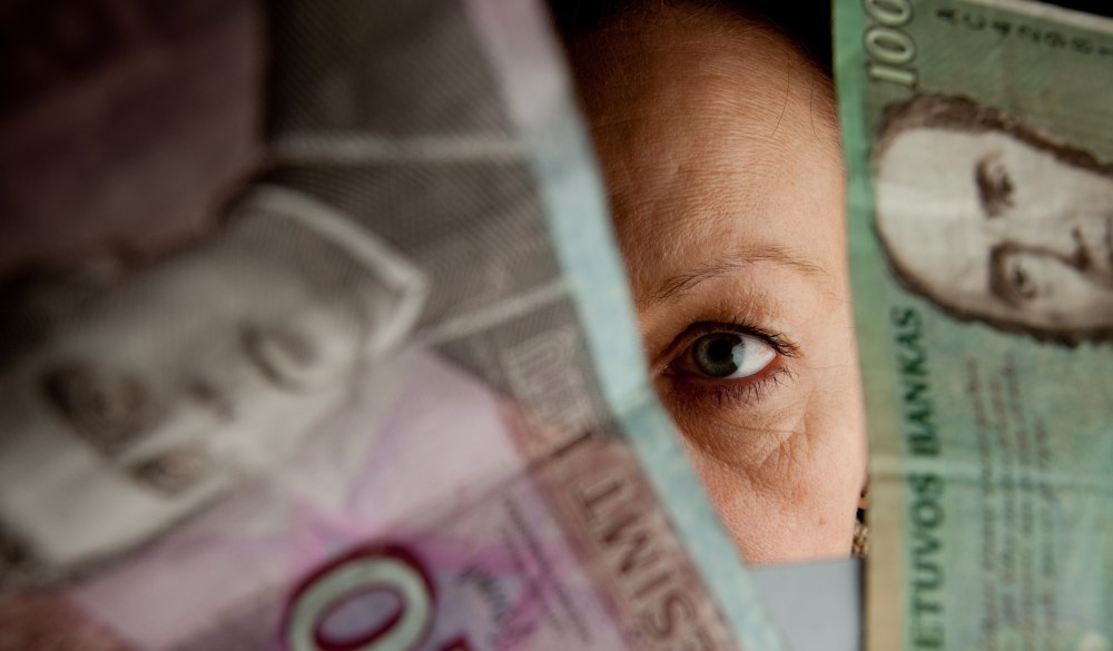 Lietuvą klampina palūkanos